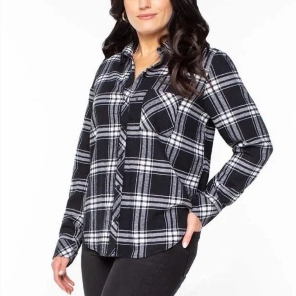 WELL WORN Ladies' Flannel Button-Up Shirt Black Plaid
Size Medium